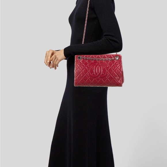 Chanel tote style handbag with versatile chain detail and silver tone hardware - Picture 1 of 5